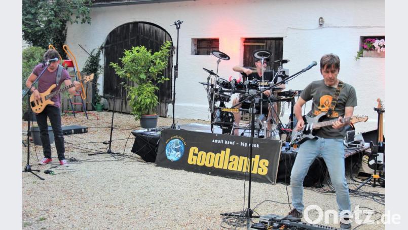 Die drei Herren von "Goodlands" drehten beim Open Air der Kulturfreunde Kaibitz mächtig auf. Bild: stg