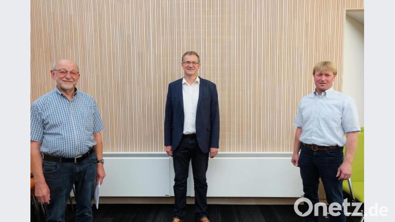 Stellvertretender Vorsitzender des Zweckverbandes zur Wasserversorgung der Pretzabrucker Gruppe, Georg Köppl (links), leitet die Versammlung im großen Sitzungssaal des Marktes Schwarzenfeld bis zum Abschluss der Neuwahl. Der Ausscheidende gratuliert Bürgermeister der Gemeinde Schwarzach, Franz Grabinger (Mitte), zum Vorsitzenden und Amtskollegen Markus Schiesl, Altendorf (rechts), zum Stellvertreter.

. x Bild: ohr