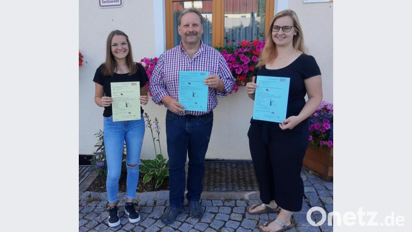 Bürgermeister Bernhard Schindler freut sich, dass es Jugendbürgermeisterin Lilli Glowka (links) und der Jugendbeauftragten Maria König gelungen ist, wenigstens vier Veranstaltungen im Ferienprogramm anbieten zu können. Bild: ld