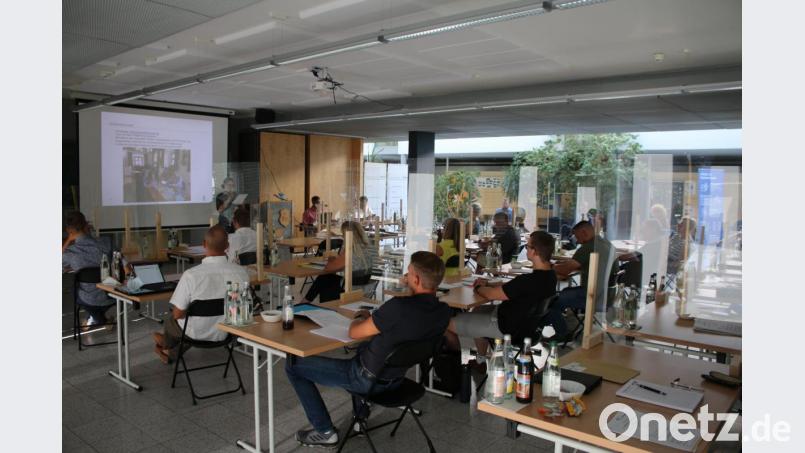 Diesmal traf sich der Stadtrat im St. Michaelswerk. Knobloch gab seine Interpretation der Pressekonferenz von US-Verteidigungsminister Esper wider. Bild: sne