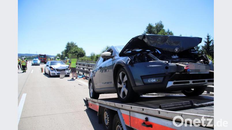 Von den fünf beteiligten Fahrzeugen müssen zwei abgeschleppt werden. Bild: jma