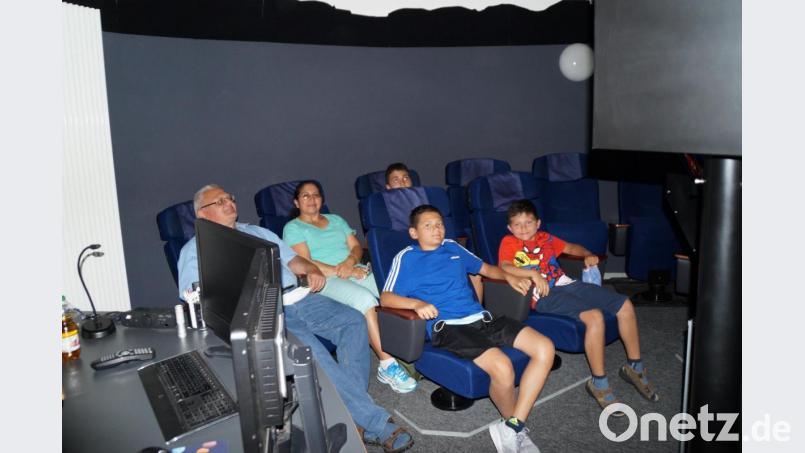 Der Besuch des Planetariums war durch den zu haltenden Abstand reduziert. Familien durften natürlich beieinander sitzen. Bild: weu