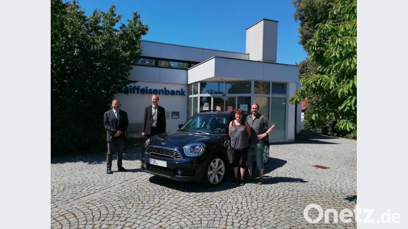 Der Krummennaaber Glückspilz Anton Schmidt und seine Frau (beide rechts) freuen sich über ihren Gewinn, einen nagelneuen Mini Cooper SE Countryman im Wert von über 44.000 Euro. Geschäftsstellenleiter Harald Birk (links) und Individualkundenbetreuer Thomas Wenning (Zweiter von links) gratulierten den glücklichen Gewinnern. Bild: vsr