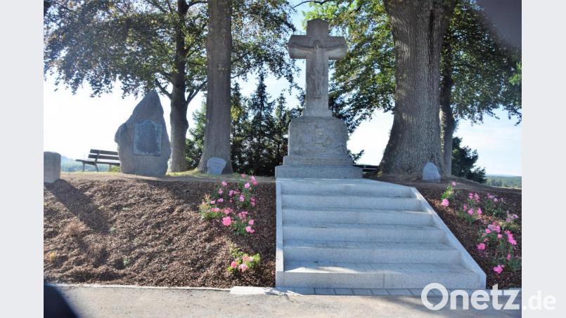 Ein Blickfang ist das neu sanierte Kriegerdenkmal in Neuhaus. Besonders ins Auge fällt der Granitaufgang. Bild: fz