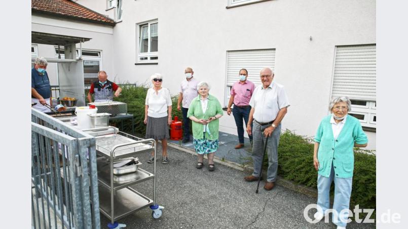 Leckere Steaks und Bratwürste direkt vom Grill bereiteten die Mitarbeiter des BRK-Senioren- und Pflegeheims zu. Mit auf dem Bild der Heimbeirat und (hintere Reihe von rechts) Heimleiter Andreas Wöhrl und Pflegedienstleiter Wolfgang Gruber. Bild: njn