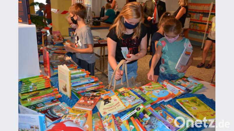 Die Kinder und Jugendlichen wühlten voller Interesse im großen Bücherangebot. Bild: jr
