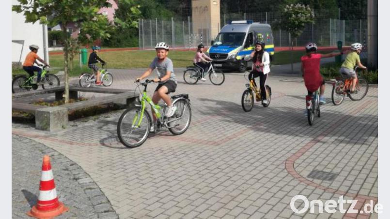 Einige Schüler kamen vor den Ferien noch in den Genuss der Radfahrprüfung. Doch die Zeit reichte nicht für alle. Bild: tat