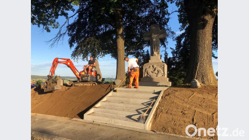 Die Mitarbeiter des städtischen Bauhofs nahmen die Sanierung des Kriegerdenkmals in Angriff. Bild: fz