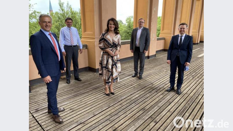 Die Teichwirtschaft und vor allem der Umgang mit dem Otter waren Themen, zu denen sich (von links) Landrat Roland Grillmeier mit MdL Martin Schöffel, Landwirtschaftsministerin Michaela Kaniber, MdL Alexander Flierl und MdL Tobias Reiß austauschte. Bild: Abgeordnetenbüro Tobias Reiß/exb