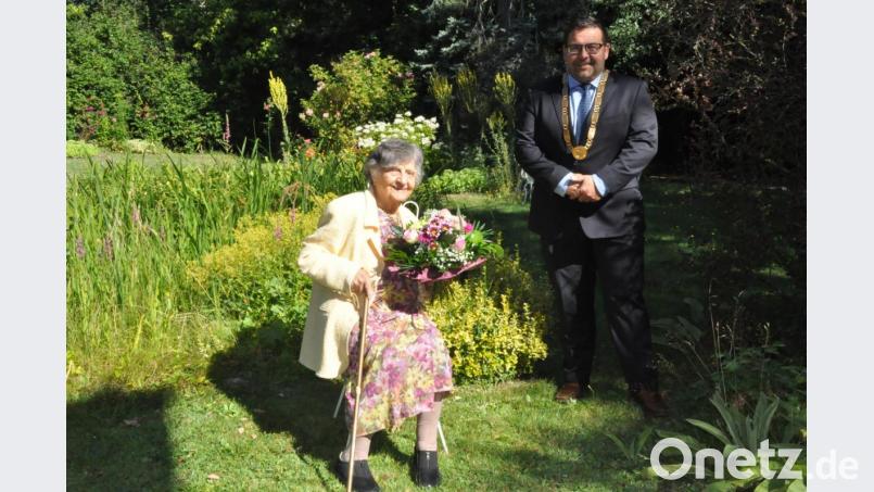 Bürgermeister Thomas Kaufmann gratuliert der Ehrenbürgerin Gabriele Sieber zum 97. Geburtstag. Bild: ak