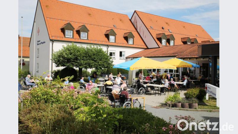 Bei schönstem Sonnenschein feierten die Bewohner ihr Grillfest. Bild: njn