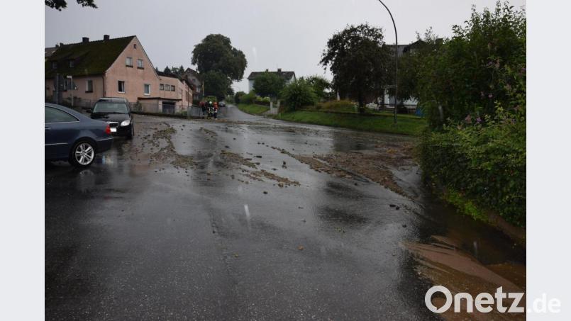 Wieder einmal hat es die Fahrenbergstraße getroffen. Bereits beim letzten Gewitter wurden Erde, Steine und Äste angeschwemmt. Bild: fla