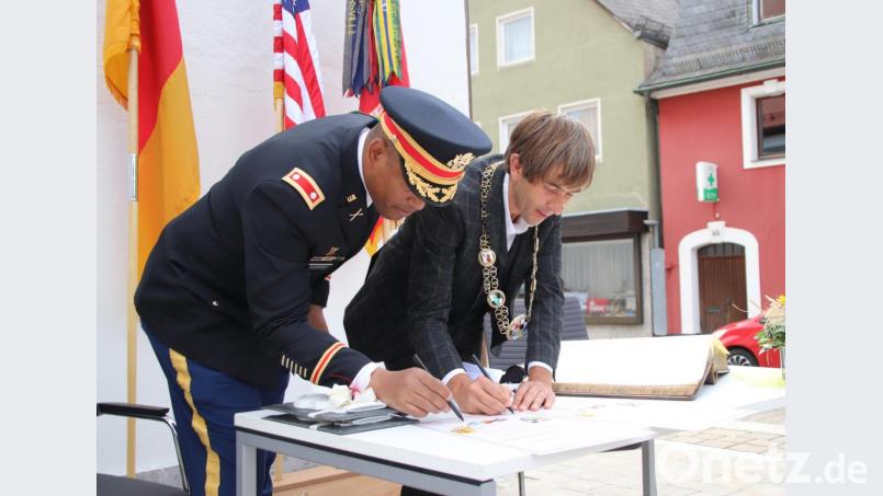 Bürgermeister Wolfgang Nierhoff und Bataillonskommandeur Lieutnant Colonel Angel Llompart unterzeichnen den Patenschaftsvertrag Bild: jma