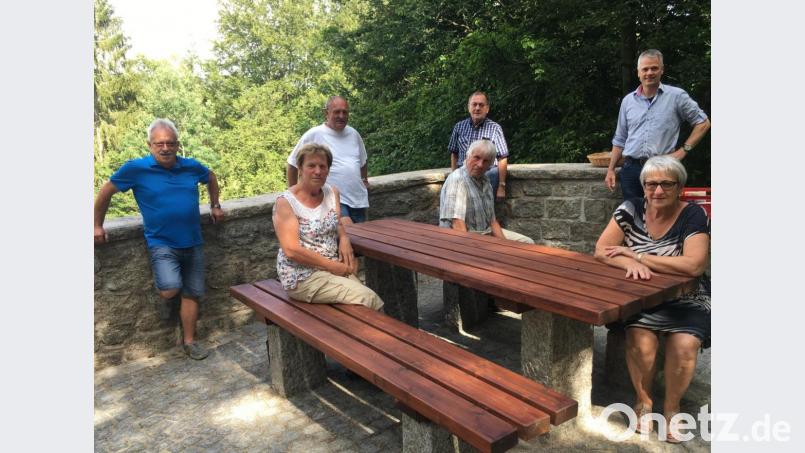 Den Blick auf Flossenbürg genießen (von links) Werner Richter, Annemarie Sladky, Gerhard Birner, Alfred Helgert, Anton Frauenreuther, Gabriele Richter un Bürgermeister Thomas Meiler am sanierten Aussichtspunkt. Bild: cro