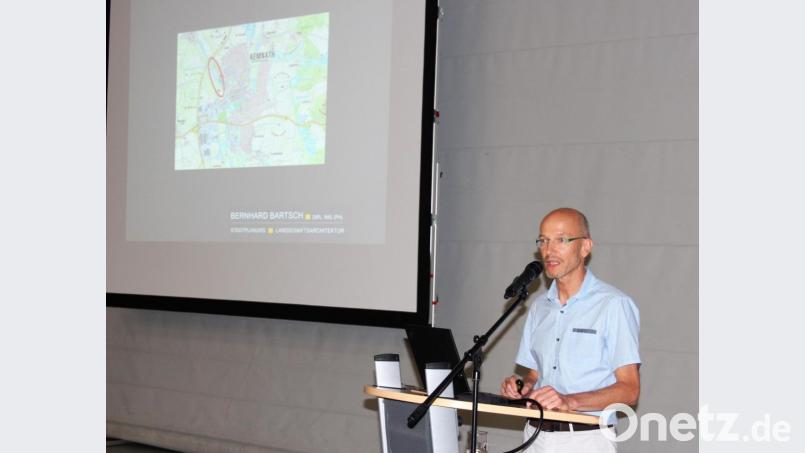 Bernhard Bartsch informierte über die ersten Schritte der Bauleitplanung. Bild: stg