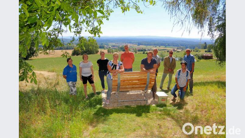 Angetan von der Kulturlandschaft und dem Engagement der Tourismus-Unterstützer in Friedenfels zeigte sich der Fraktionsvorsitzende der Landtagsfraktion Bündnis 90/Die Grünen, Ludwig Hartmann (rechts auf dem Lesebankerl), bei einer Radtour durch den Erholungsort. Begleitung erhielt er dabei von (von links) Lisa Rauh, Melanie Höfer, Tina Winklmann, Anna Toman, Christian Zwanziger, Bürgermeister Oskar Schuster, Eberhard Freiherr von Gemmingen-Hornberg, Katharina Hage und Hans Lenk. Bild: bsc