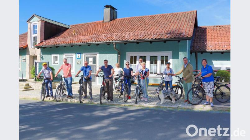 Auf Fahrrädern wurde der Erholungsort im Hinblick auf ein Konzept für sanften Tourismus erkundet. Bürgermeister Oskar Schuster (links) und Hans Lenk (Dritter von links) führten dabei zwei Radgruppen. Bild: bsc
