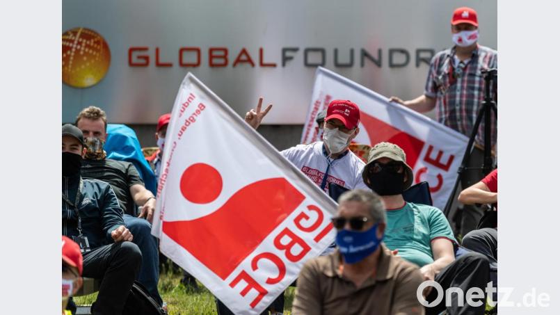 Streik mit Maske: Auch für die Gewerkschaften wie die IG BCE hat Corona viel verändert. Hier bei dem Protest vor einem Unternehmen in Sachsen - aber auch für die Gewerkschafter in Nordostbayern. Bild: Robert Michael