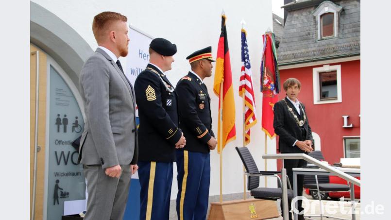 v.r.n.l. Bürgermeister Wolfgang Nierhoff, Bataillonskommandeur Lieutnant Colonel Angel Llompart, Sergeant Major David Cecil und Pressesprecher Andre Potzler. Bild: jma