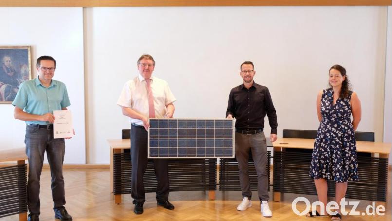 Geschäftsleiter Harald Kergl, Bürgermeister Hans-Martin Schertl, Stefan Trummer von der Firma Voltgrün und Lucia Gold (von links) von der Energie Verwaltungs GmbH unterzeichnen den Gesellschaftsvertrag für eine Bürgerenergie Vilseck GmbH&amp;Co.KG". Bild: Stefanie Gradl