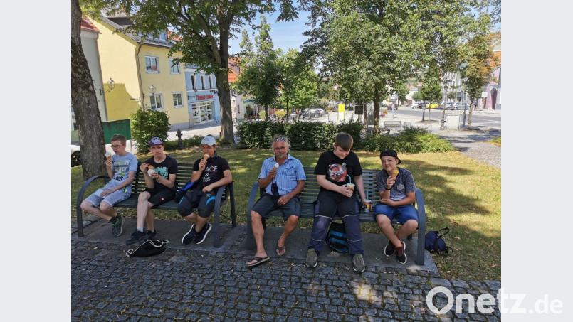 Nach getaner Arbeit genehmigten sich die Teilnehmer zum Abschluss noch eine kleine Erfrischung. Die hatten sie sich auch verdient. Bild: dob