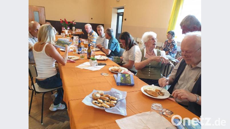 Beim 30.Jakobifest hatte Bürgermeister Erik Mara die Besucher nach dem Festgottesdienst zu einem Imbiss eingeladen. Bild: Ingrid leser/exb