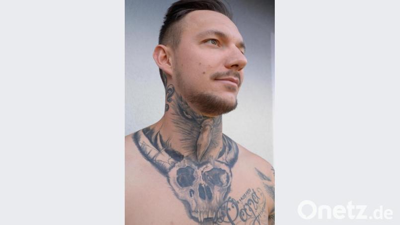 Am Hals einen Adler: Christopher Sommerer hat nur noch wenige freie Stellen am Körper - ohne Tatttoos. Bild: ref