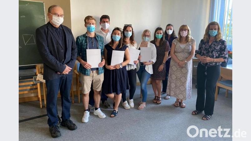 Die ersten Absolventen von Berufsschule plus freuen sich zusammen mit ihren Lehrern. Bild: Bühner