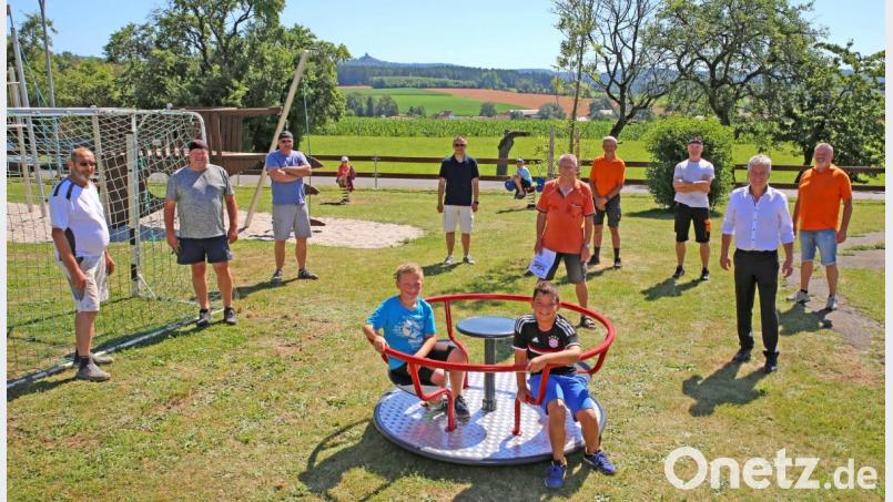 Die Kinder konnten es gar nicht erwarten, die neuen Spielgeräte in Beschlag zu nehmen. Bild: mef