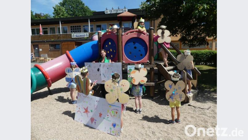 Die Feenflügel sind bereits fertig, die Feenröcke noch in Fertigung: Unter Leitung von Sarah Gottsche lassen sich die Kleinen bei der Ferienwoche verzaubern und begeistern. Bild: rn