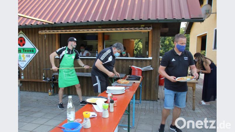 Die Pizza- Bäcker und -verkäufer und das Bedienungspersonal hatten über den ganzen Abend, natürlich mit Mundschutz, alle Hände voll zu tun. Bild: frd