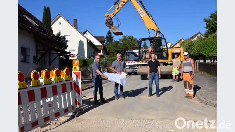 In Rieden werden in der Taubenbacher Straße und im Ziegelweg die Wasserleitungen erneuert. Be einem Ortstermin überzeugen sich Bürgermeister Erwin Geitner, Hans Böckl vom Ingenieurbüro Weiß aus Neunburg vorm Wald, Bauleiter Christian Buchner und Polier Siegfried Meyer von der Baufirma Strabag über den Baufortschritt. Bild: bö