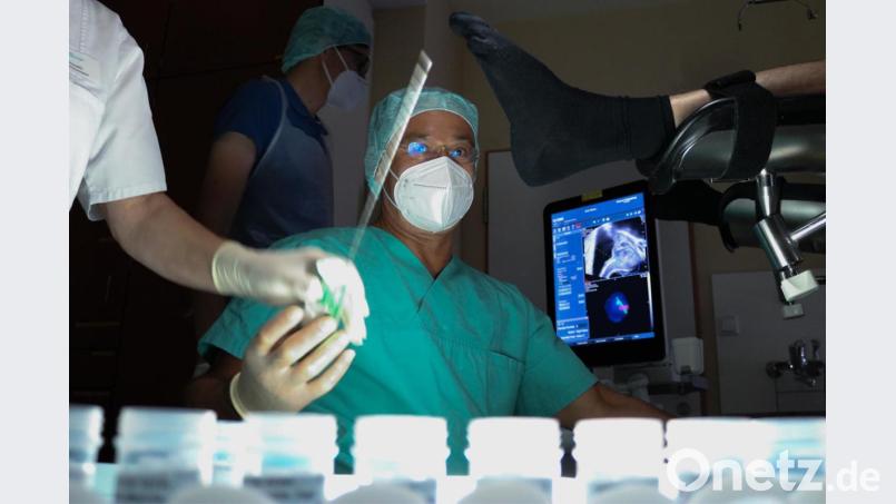 Dr. Alexander Kugler führt eine Fusionsbiopsie durch. Das spezielle neue Ultraschallgerät, das zusätzlich auch bei anderen Untersuchungen verwendet werden kann, wurde vom Klinikum für einen sechsstelligen Betrag angeschafft. Bild: Klinikum Fichtelgebirge/exb