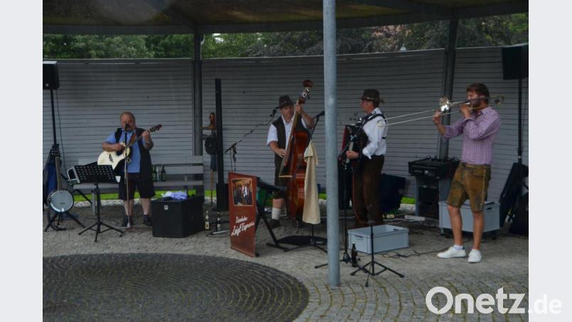Der &quot;Eisenbahn-Zoigl-Express&quot; bestritt am Sonntag die erste Serenade 2020. Leider regnete es die ganze Veranstaltung hindurch. Bild: dob