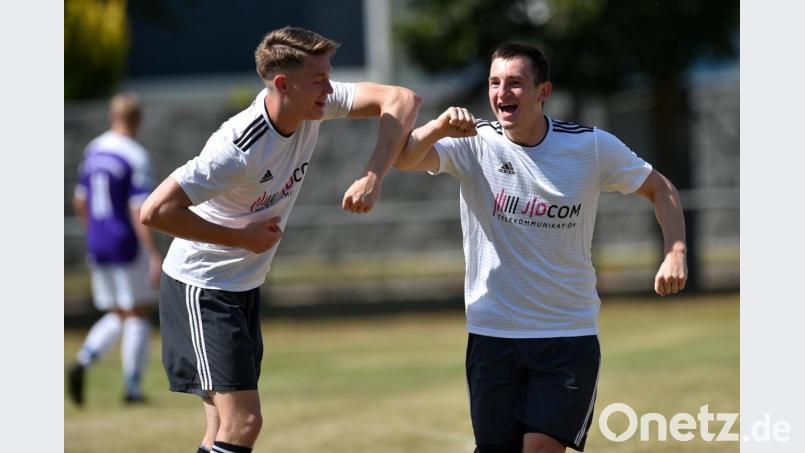 Zwei Grafenwöhrer Spieler, die sich corona-konform freuen: Lukas Wiesnet (links) beglückwünscht Patryk Bytomski zu dessen Führungstor. Das Testspiel zwischen dem TSV Detag Wernberg und der SV Grafenwöhr am Samstagnachmittag war eines der ersten nach der Freigabe durch die Politik. Bild: A. Schwarzmeier
