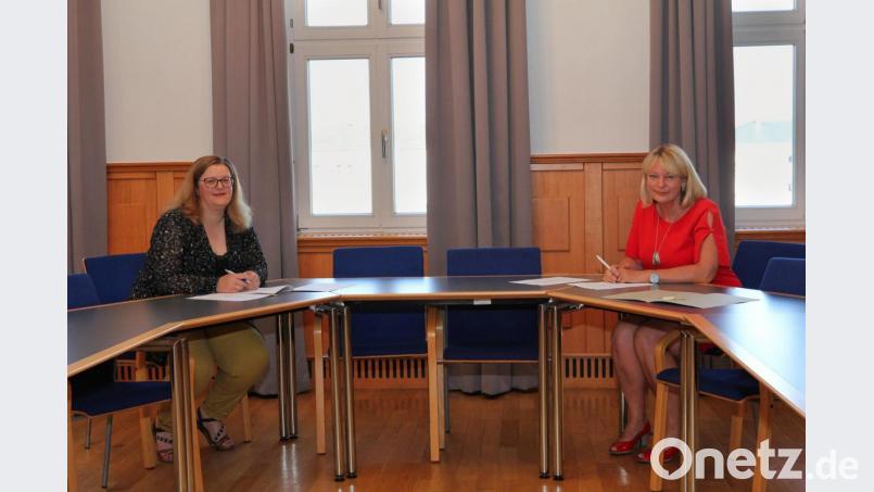 Christine Tschöl (links), Leiterin des ZMF, und Professor Andrea Klug, Präsidentin der OTH Amberg-Weiden, unterschreiben die Kooperationsvereinbarung. Bild: Wiesel/OTH Amberg-Weiden/exb