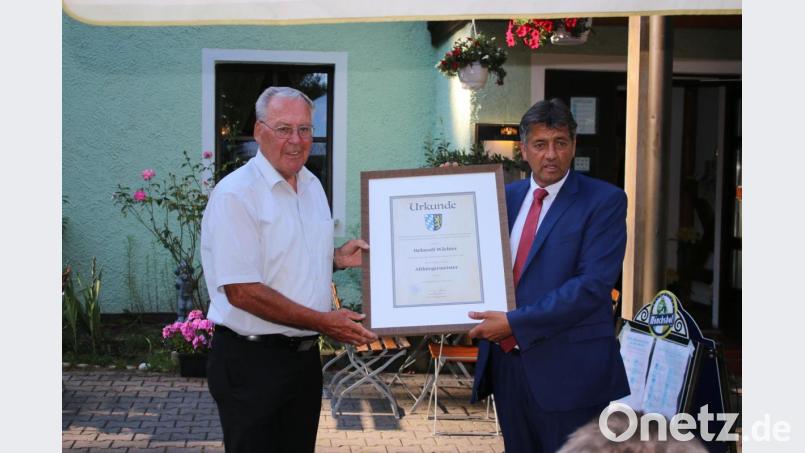 Helmuth Wächter (links) erhält von seinem Nachfolger Edgar Knobloch die Ernennungsurkunde und darf sich von nun an Altbürgermeister nennen. Bild: sne