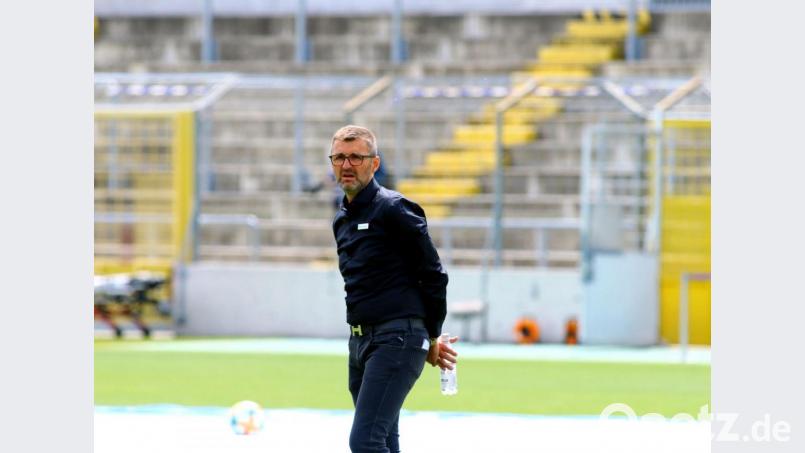 Trainer Michael Köllner zuletzt beim Spiel gegen Duisburg im menschenleeren Grünwalder Stadion: Der Oberpfälzer Trainer hat sein Team zum Re-Start topfit gemacht. Bild: Ulrich Wagner