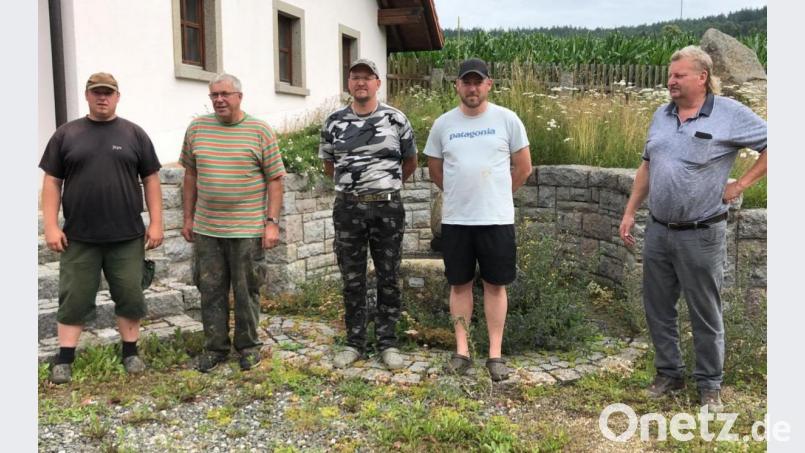 Vorsitzender Jürgen Strasser (links) und Gewässerwart Alois Decker (rechts) gratulieren den erfolgreichen Anglern Josef Blab, Mario Danner und Markus Noha (von links). Bild: dl