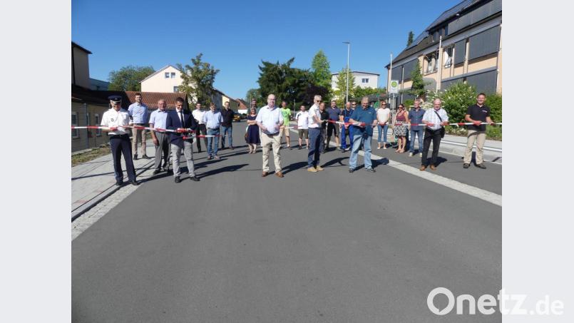 Werner Stopfer, Marcus Gradl, Berthold Schneider, Hannes Oberndorfer, Udo Müller und Peter Lehr (von links) gaben mit dem Durchschneiden eines Baustellenbandes die Jahnstraße symbolträchtig für den Verkehr frei. Bild: rn