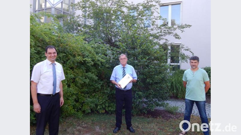 In den Ruhestand verabschieden Leitender Baudirektor Mathias Rosenmüller (links) und Personalratsvorsitzender Bernhard Rom (rechts) Hans Weiß. Bild: exb