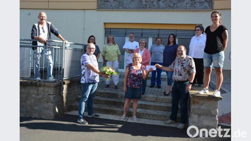 Kornelia Rosner (Mitte) gehörte 29 Jahre lang zum Stamm der Kliniken AG. Gesamtbetriebsratsvorsitzender Roland Gleißner (unten rechts) und stellvertretender Betriebsratsvorsitzender Gunar Prauschke (unten links) dankten für ihren Einsatz. Im Hintergrund die weiteren Betriebsräte (von links) Rudolf Werner, Beatrix Zeitler, Cornelia Kisser, Fritz Rüth, Dagmar Ruhle, Jens Memminger, Schwerbehindertenbeauftragte Cornelia Beer, Carmen Roose und Tanja Staufer. Bild: jr