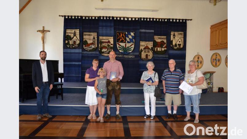 Bürgermeister Armin Bulenda (links) dankt treuen Touristen mit Geschenken. Bild: gi