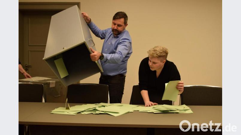 Am Wahlsonntag selbst als Helferin dabei war Bettina Krapfl (rechts). Die Altenpflegerin kandidierte selbst für die Freien Wähler für den Marktrat Plößberg und freut sich nach dem Auszählen über einen Sitz im Gremium. Bild: szl