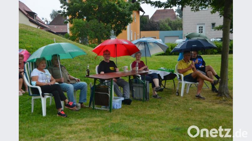 Eine richtige Biergartenatmosphäre schafften gut beschirmt Rainer und Elisabeth Gebert (Mitte) für ihre FC-Bayern-Fanclub-Freunde bei der Serenade im Stadtpark. Bild: dob