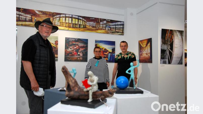 Horst Kießling (links), Beatrice Nunold und Uwe Könemann zeigen ihre Werke in der Galerie Triceartopos. Bild: gsp