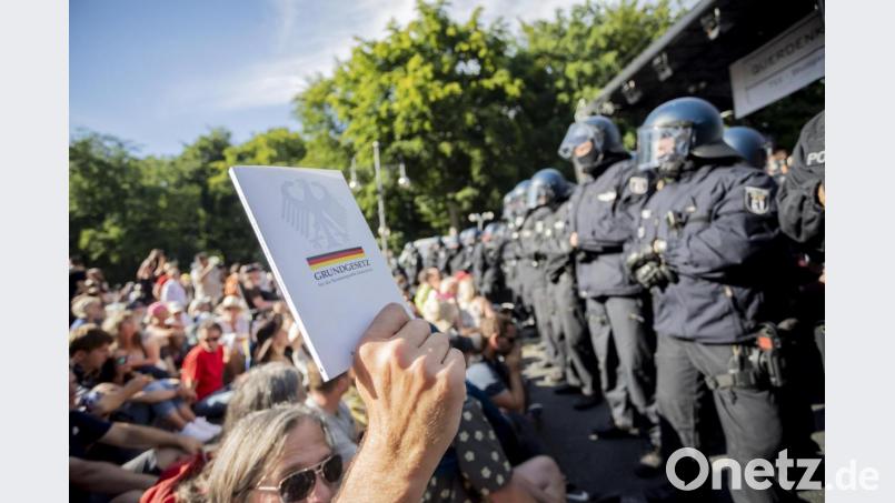 Am Samstag demonstrierten in Berlin zigtausende Menschen gegen Corona-Maßnahmen. Die Polizei hatte die Veranstaltung wegen Verstößen gegen Hygienevorgaben aufgelöst. Bild: Christoph Soeder / dpa