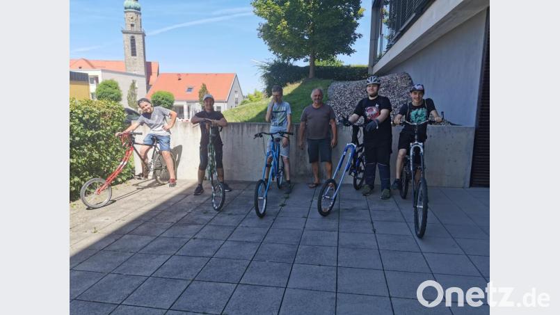 Voller Stolz präsentierten die Hobbybastler, zusammen mit Maschinenbaumeister Josef Klinger (Dritter von rechts) ihre Eigenkreationen, die sie in drei Werktagen zusammen bauten. Bild: dob