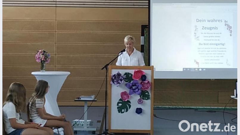 &quot;Du bist einzigartig!&quot; lautete die Botschaft bei der Verabschiedung der Grundschüler. Rektorin Gudrun Lehner sorgte mit ihrer Kollegin Monika Heim für einen würdigen Rahmen bei der kleinen Feierstunde. Bild: mez