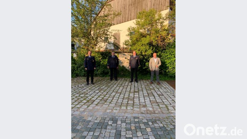 Das Bild zeigt von links Kommandant Florian Heinrich, 2. Kommandanten Erich Amann, Kreisbrandmeister, Helmut Schatz, Bürgermeister, Josef Deichl. Bild: ral
